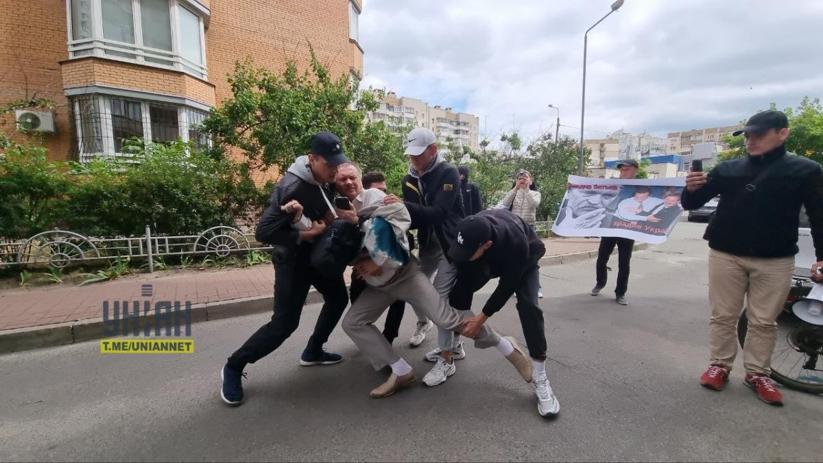 Тараса Чорновила бросили в мусорник / фото УНИАН Тараса Чорновила бросили в мусорник / фото УНИАН