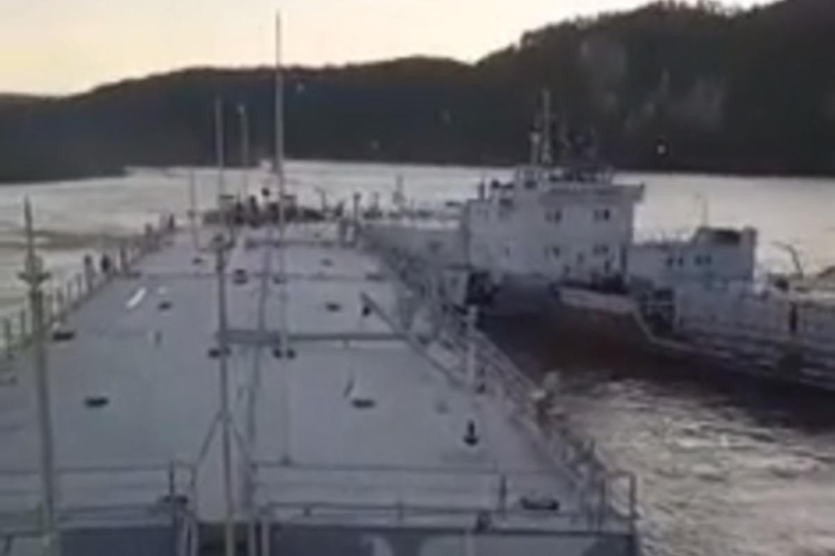 Шкідливі витоки із танкерів забруднили пляжі Краснодарського краю РФ / скриншот Шкідливі витоки із танкерів забруднили пляжі Краснодарського краю РФ / скриншот