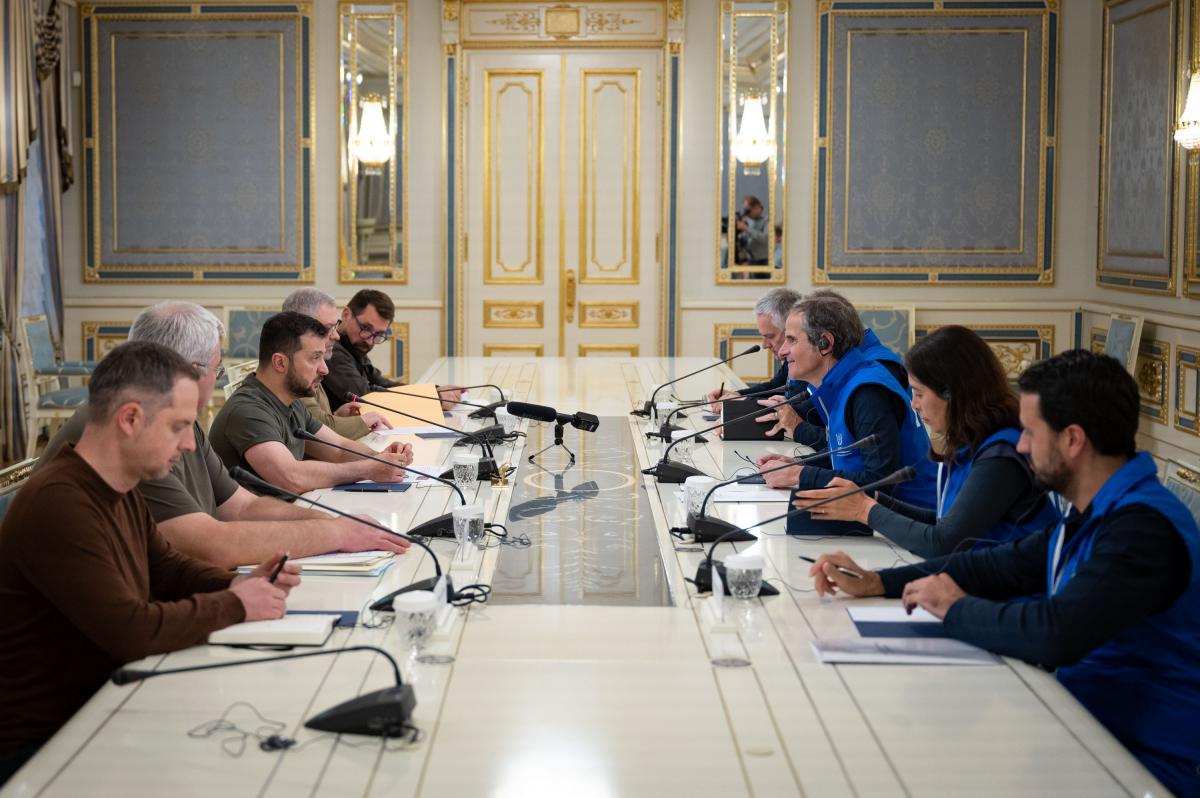 Зеленський: внаслідок російського теракту на Каховській ГЕС значно зросли ризики для безпеки ЗАЕС / фото president.gov.ua Зеленський: внаслідок російського теракту на Каховській ГЕС значно зросли ризики для безпеки ЗАЕС / фото president.gov.ua