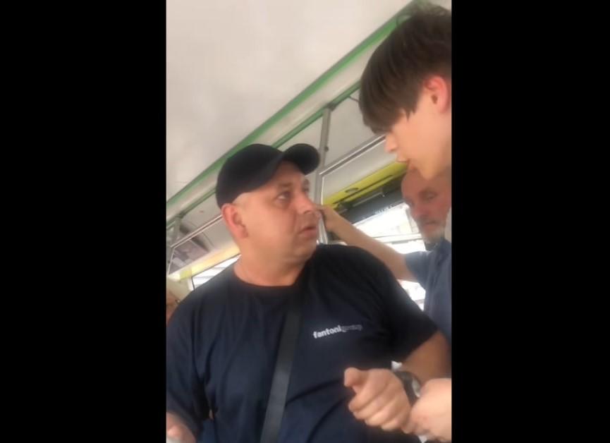 У львівській маршрутці жорстоко побили дітей / скриншот