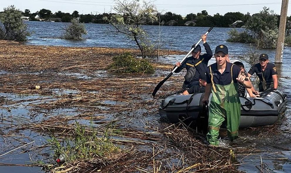 Забруднена прісна вода досягла берегів Одеси швидше, ніж передбачалося / фото ДСНС Забруднена прісна вода досягла берегів Одеси швидше, ніж передбачалося / фото ДСНС