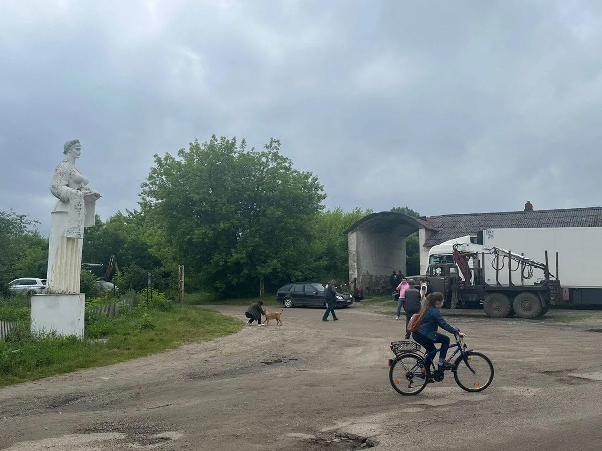 Крестьяне на Львовщине спасали монумент, похожий на Тимошенко / ЛОВА Крестьяне на Львовщине спасали монумент, похожий на Тимошенко / ЛОВА