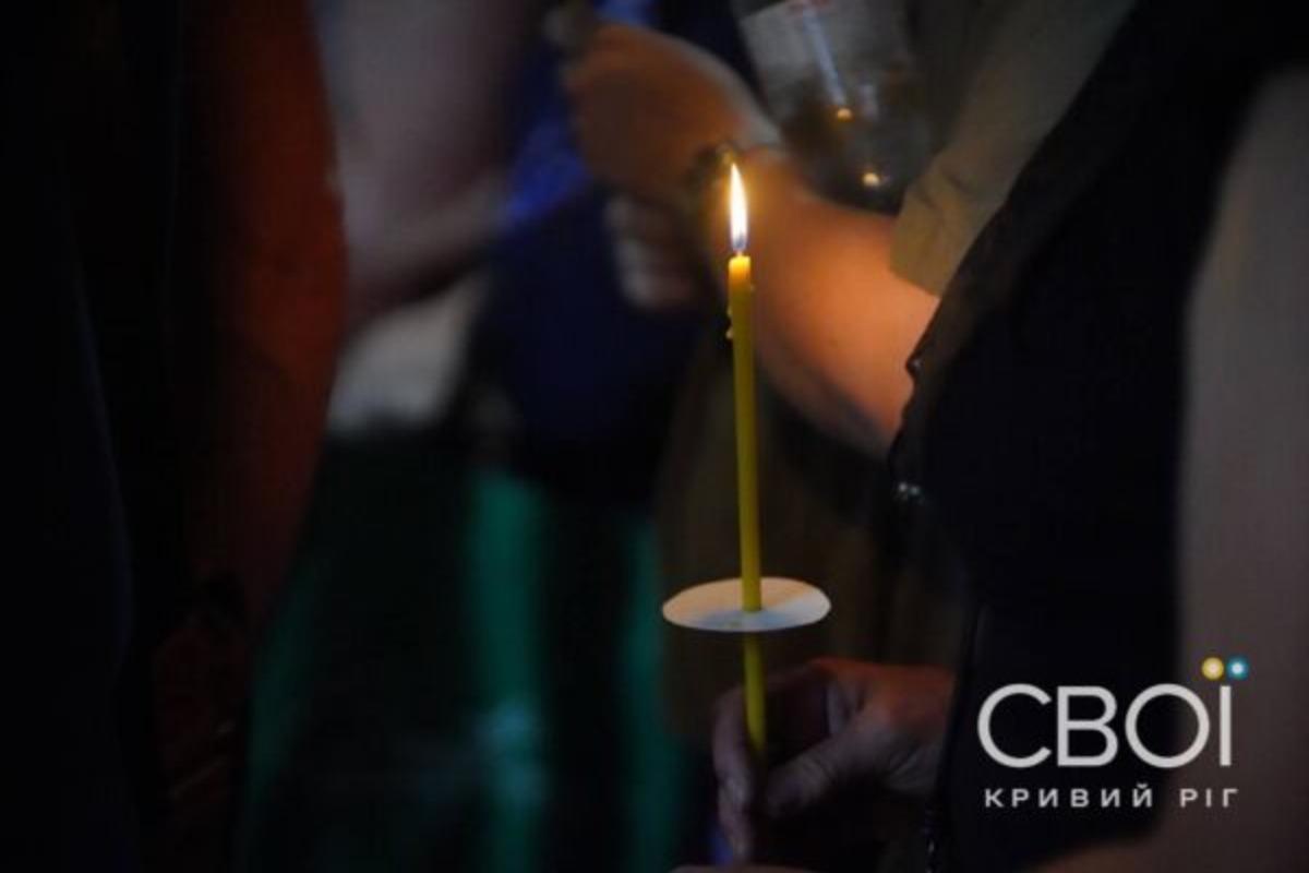 У Кривому Розі прощалися із загиблою через росіян молодою парою / фото svoi.kr.ua У Кривому Розі прощалися із загиблою через росіян молодою парою / фото svoi.kr.ua
