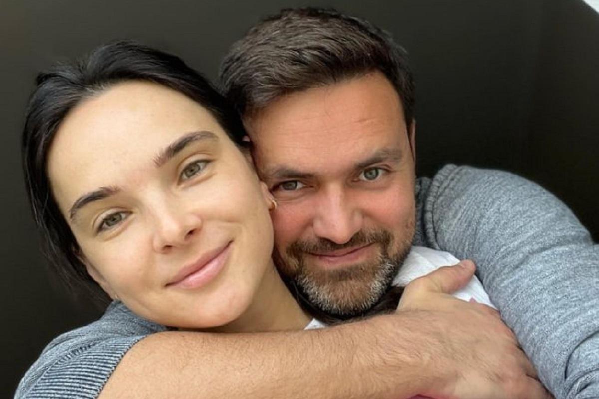 Ведучий та його дружина вирішили стати батьками для малюка з дитбудинку / скриншот Ведучий та його дружина вирішили стати батьками для малюка з дитбудинку / скриншот