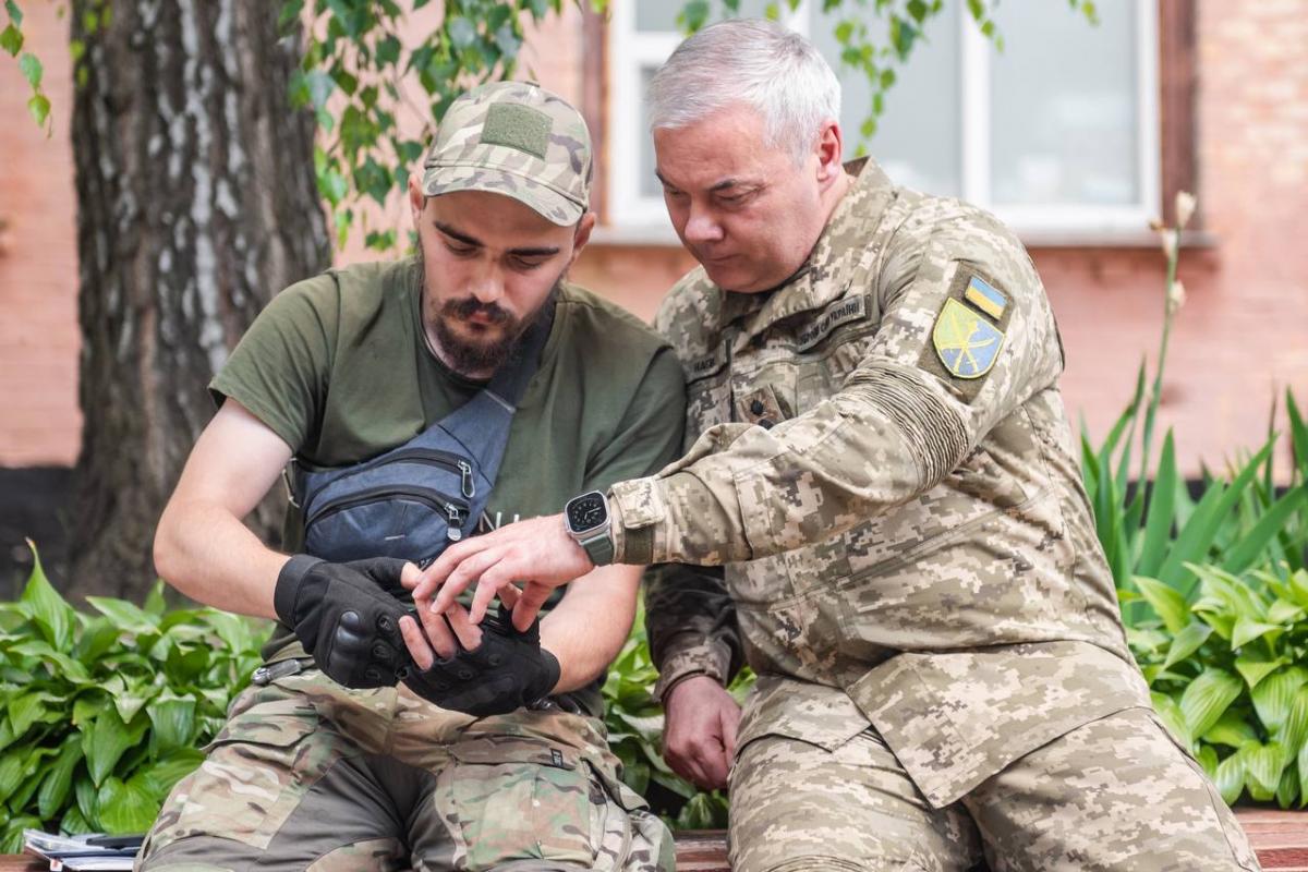 Наєв зустрівся з учасником боїв за Соледар та Бахмут / фото facebook.com/serhiynaiev Наєв зустрівся з учасником боїв за Соледар та Бахмут / фото facebook.com/serhiynaiev