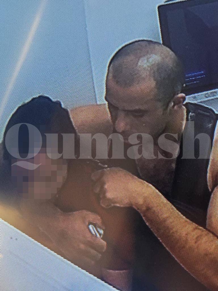 Захватчик отделения Kaspi Bank приставил к горлу заложницы пистолет / фото Qumash Захватчик отделения Kaspi Bank приставил к горлу заложницы пистолет / фото Qumash