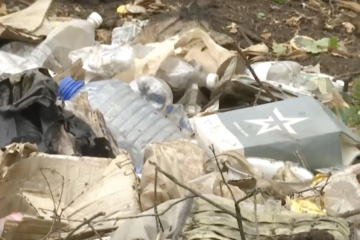 Окупанти залишили після себе купи сміття / скріншот
