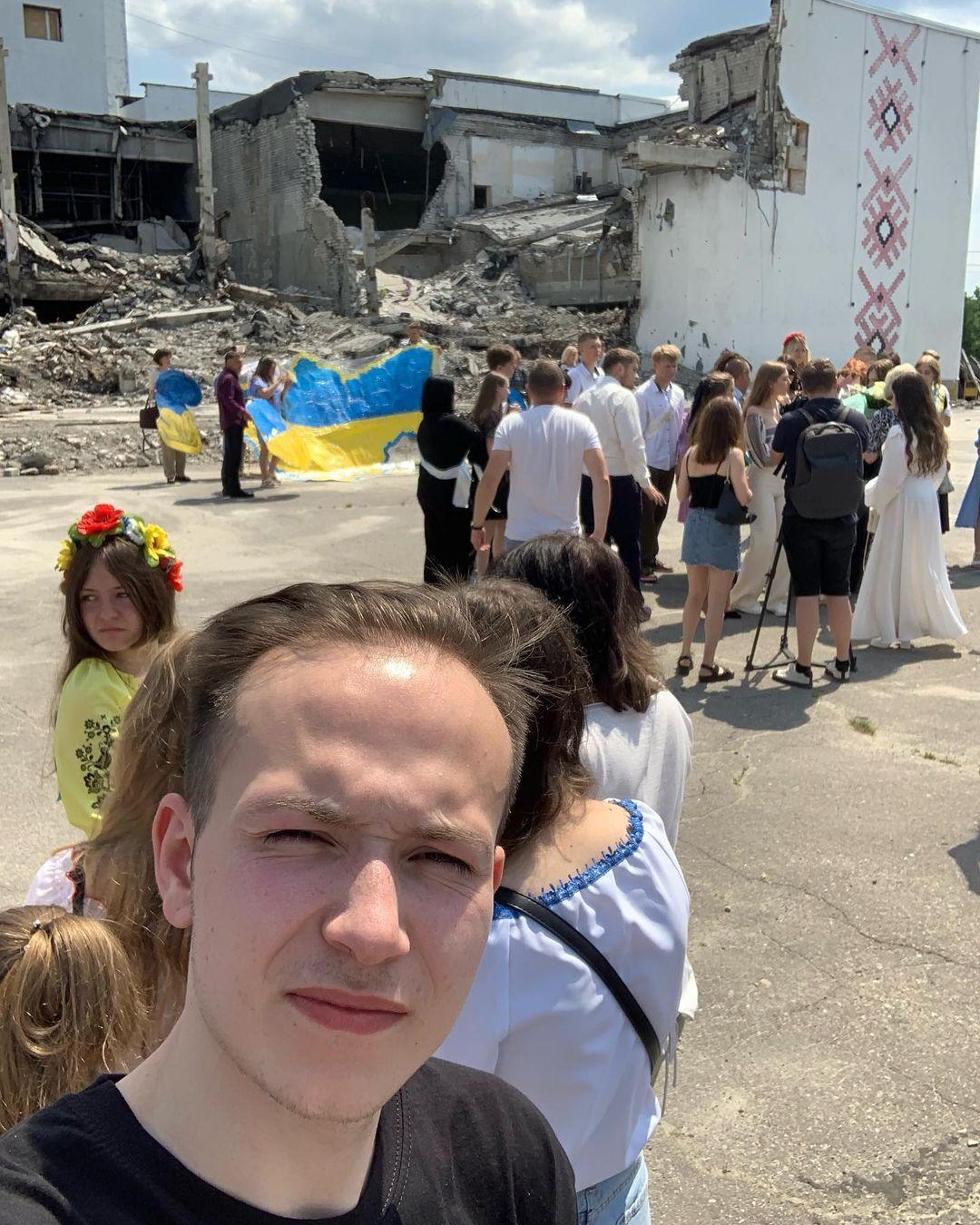В Харьковской области выпускники станцевали вальс возле руин дворца культуры (видео) В Харьковской области выпускники станцевали вальс возле руин дворца культуры (видео)