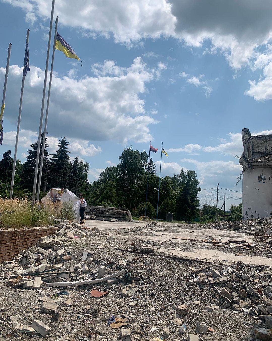 В Харьковской области выпускники станцевали вальс возле руин дворца культуры (видео) В Харьковской области выпускники станцевали вальс возле руин дворца культуры (видео)
