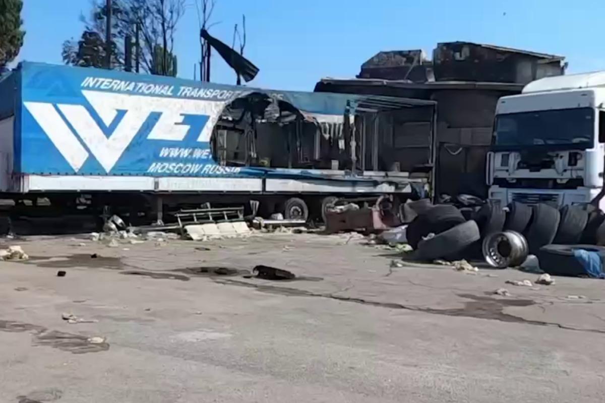 В ОВА показали наслідки нічного обстрілу Херсонської області, там вирувала масштабна пожежа / скріншот В ОВА показали наслідки нічного обстрілу Херсонської області, там вирувала масштабна пожежа / скріншот