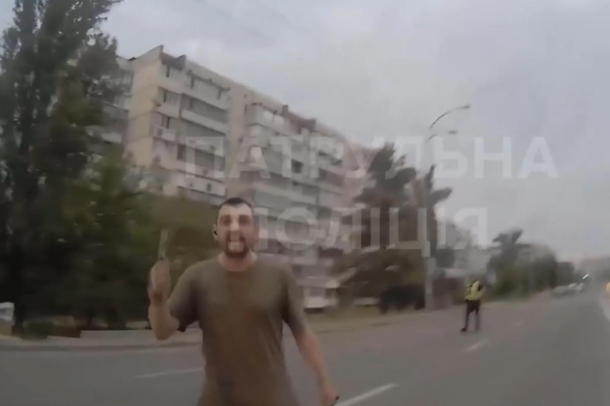 В Києві затримано чоловіка, який накинувся з ножем на поліцію / скріншот В Києві затримано чоловіка, який накинувся з ножем на поліцію / скріншот
