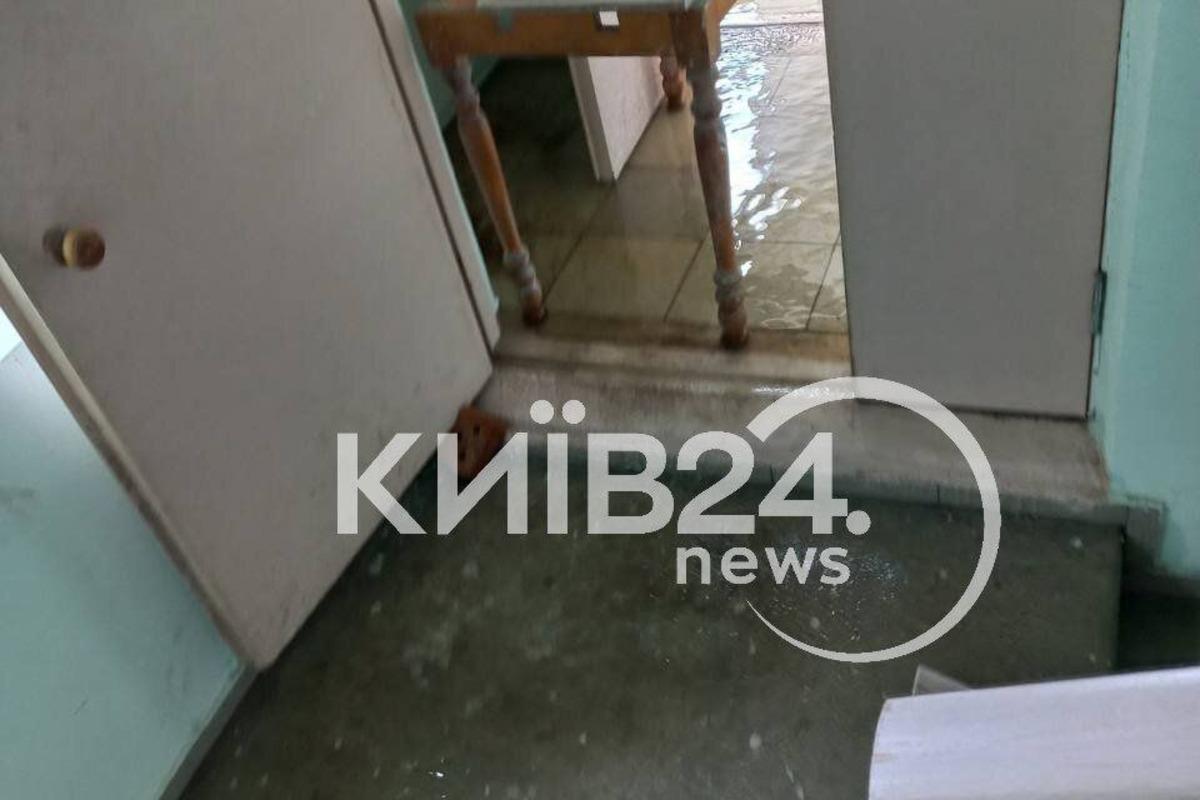 В Киеве затопило многоэтажку с 10-го по 1 этаж / фото kyiv24. news В Киеве затопило многоэтажку с 10-го по 1 этаж / фото kyiv24. news