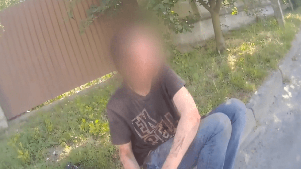 Женщина чудом вырвалась из рук злоумышленника / скриншот с видео Женщина чудом вырвалась из рук злоумышленника / скриншот с видео