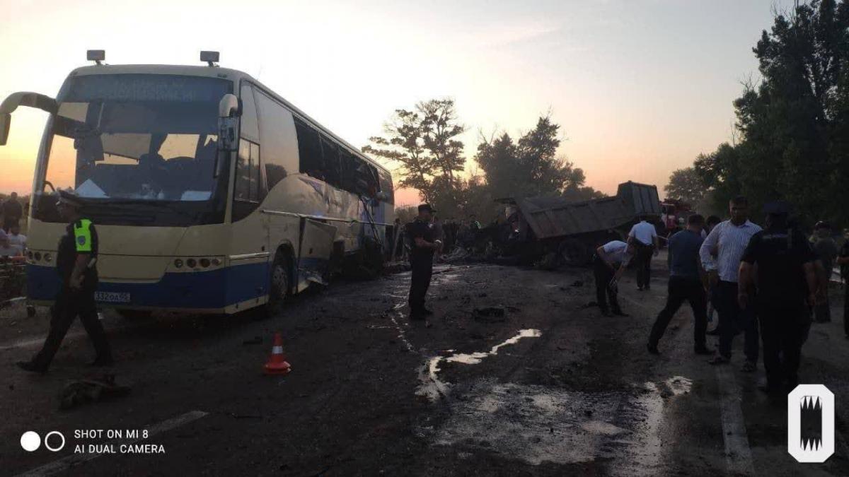 "Тойота Камрі" виїхала на зустрічну смугу і зіткнулася з КамАЗом / фото "Обережно, новини"