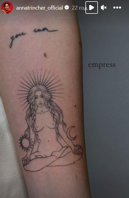Анна Тринчер сделала огромное тату на видном месте / скриншот