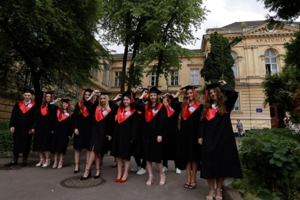 Та чи не найбільше вразило студентів та медиків зневажливе ставлення до випускників з боку керівництва університету / фото meduniv.lviv.ua Та чи не найбільше вразило студентів та медиків зневажливе ставлення до випускників з боку керівництва університету / фото meduniv.lviv.ua
