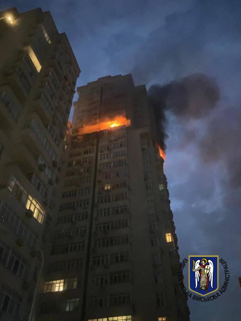 У багатоповерхівці виникла пожежа / фото КМВА У багатоповерхівці виникла пожежа / фото КМВА