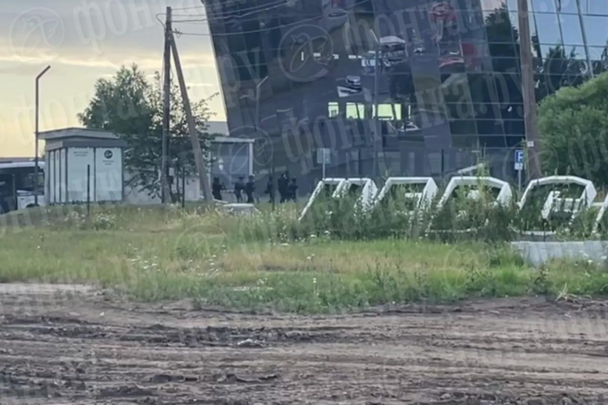 Силовики увійшли в "ПВК Вагнер Центр", який знаходиться у Петербурзі / скріншот Силовики увійшли в "ПВК Вагнер Центр", який знаходиться у Петербурзі / скріншот