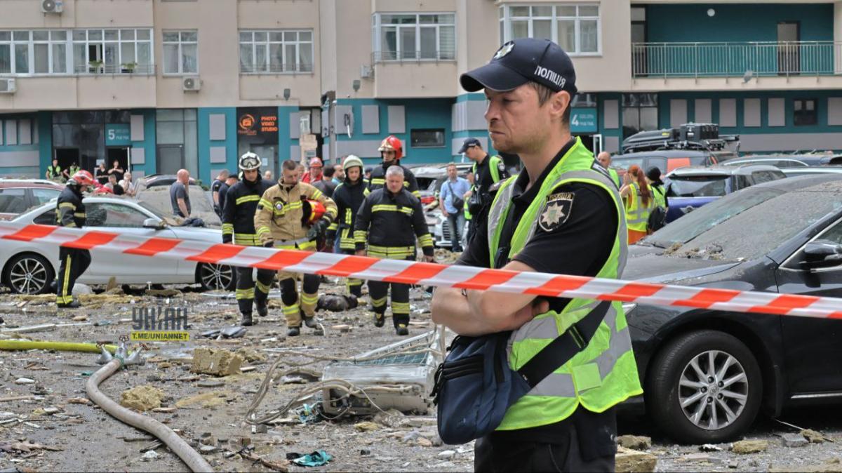 На місці ракетного удару розбирають завали / фото УНІАН На місці ракетного удару розбирають завали / фото УНІАН