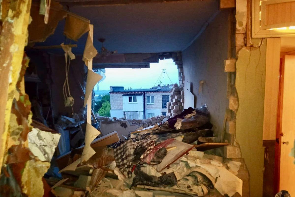 В Херсоне вытащили из-под завалов мужчину после ночного "прилета" РФ, он погиб / фото t.me/dsns_telegram В Херсоне вытащили из-под завалов мужчину после ночного "прилета" РФ, он погиб / фото t.me/dsns_telegram