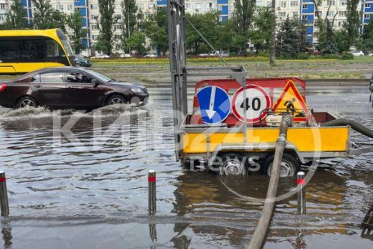 В некоторых районах Киева машины поплыли из-за сильного ливня / фото t.me/kyivtv В некоторых районах Киева машины поплыли из-за сильного ливня / фото t.me/kyivtv