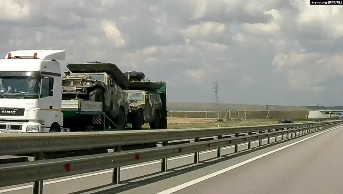 В оккупированному Крыму напуганные россияне начали маскировать переброску техники В оккупированному Крыму напуганные россияне начали маскировать переброску техники