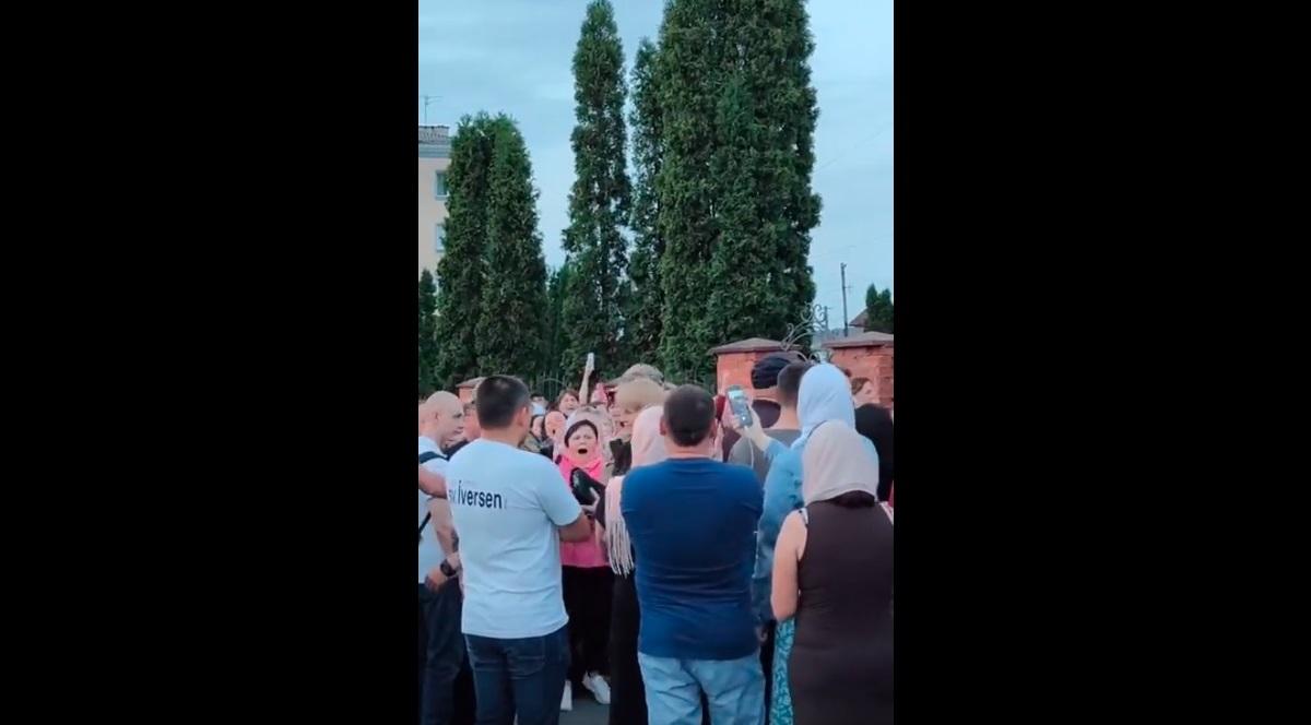 Прихожане УПЦ МП кричат "позор" людям, выходящим из храма / скриншот видео Прихожане УПЦ МП кричат "позор" людям, выходящим из храма / скриншот видео