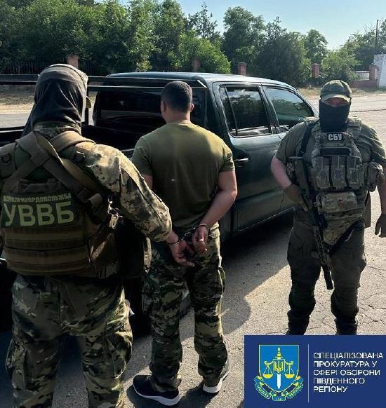 У Херсоні затримано 'посадовця' російської катівні (фото) У Херсоні затримано 'посадовця' російської катівні (фото)