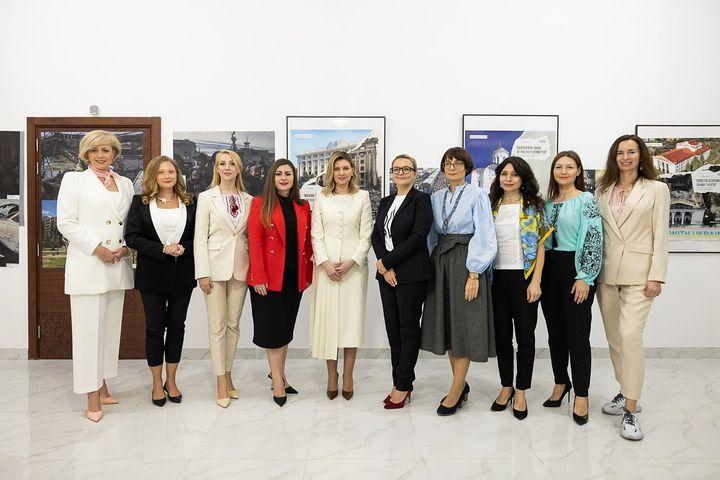 Класичне плаття повинно бути в гардеробі кожної дівчини / instagram.com/olenazelenska_official Класичне плаття повинно бути в гардеробі кожної дівчини / instagram.com/olenazelenska_official