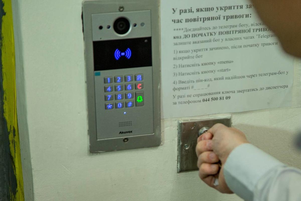 У Дарницькому районі Києва встановили першу електронну систему доступу до укриття / фото t.me/VA_Kyiv У Дарницькому районі Києва встановили першу електронну систему доступу до укриття / фото t.me/VA_Kyiv