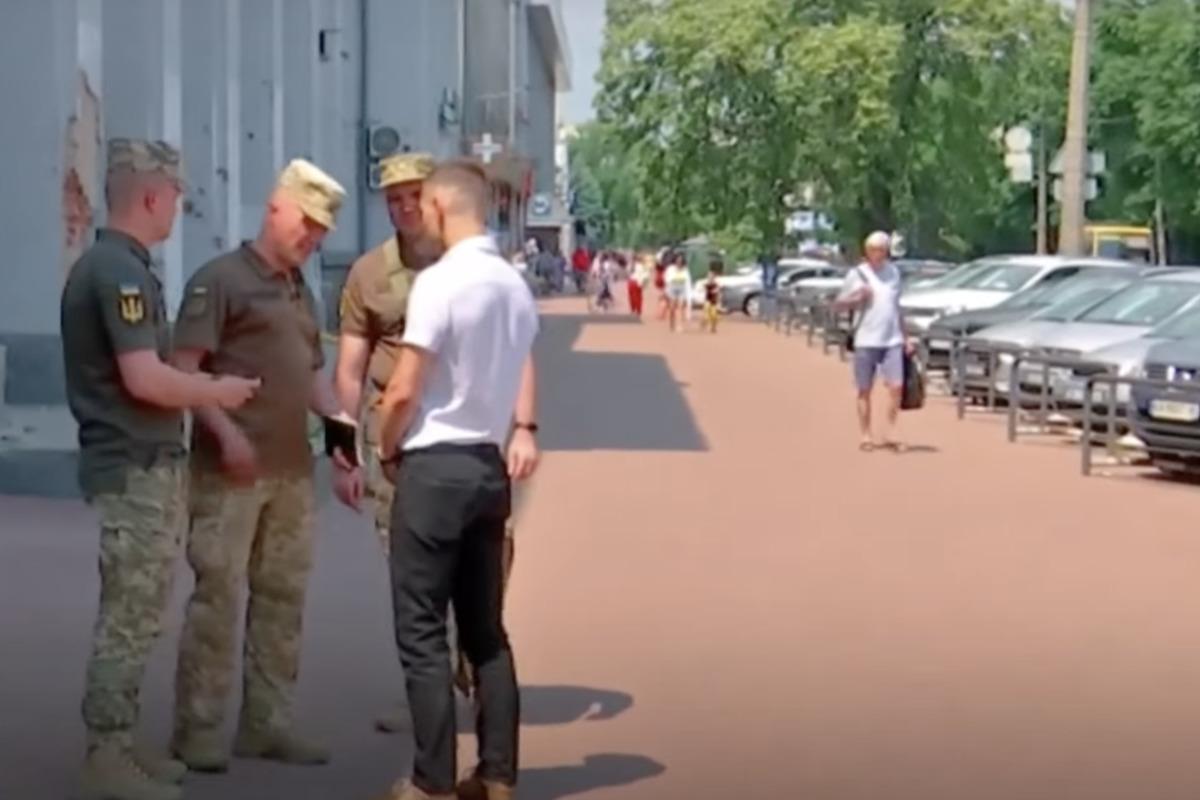 В Чернигове представители ТЦК вручают повестки "по-новому" / скриншот