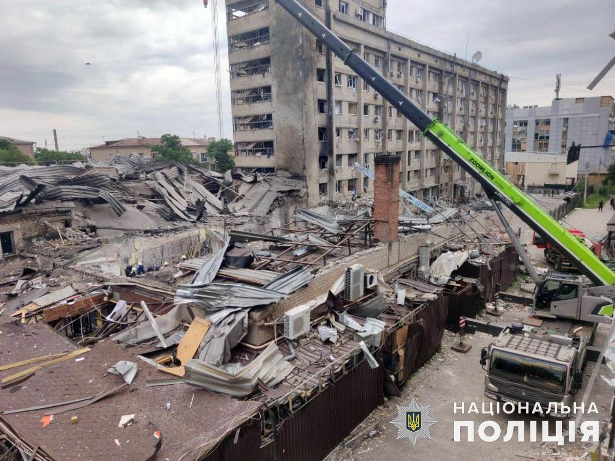 Внаслідок влучання по центру Краматорська кількість загиблих зросла / фото Нацполіція Внаслідок влучання по центру Краматорська кількість загиблих зросла / фото Нацполіція