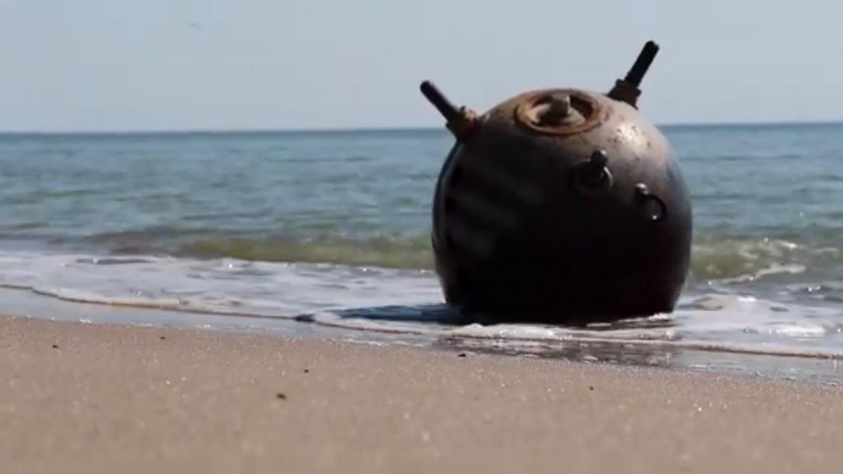 ВМС знешкодили вже понад 100 морських мін, які під час шторму викинуло на узбережжя / скриншот ВМС знешкодили вже понад 100 морських мін, які під час шторму викинуло на узбережжя / скриншот