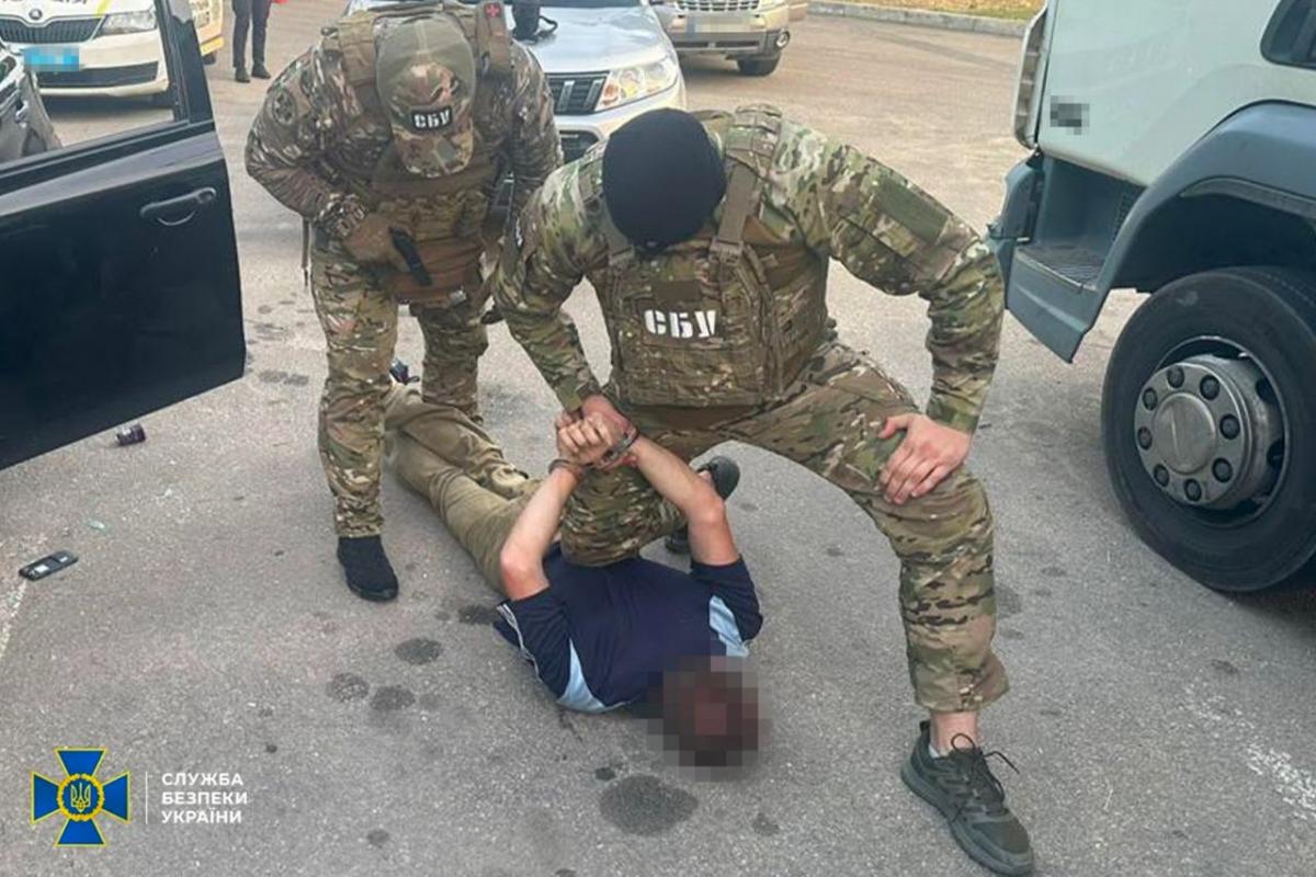 СБУ затримала зрадника, який "зливав" окупантам дані про аеродроми на Кіровоградщині / фото СБУ СБУ затримала зрадника, який "зливав" окупантам дані про аеродроми на Кіровоградщині / фото СБУ