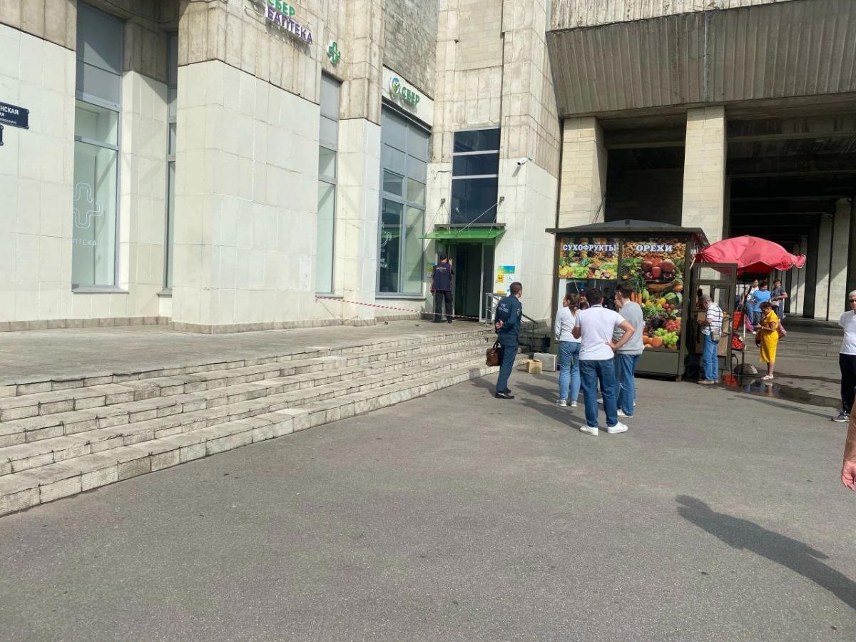 На всякий случай из банка эвакуировали 20 человек / фото телеграм-канал Baza На всякий случай из банка эвакуировали 20 человек / фото телеграм-канал Baza