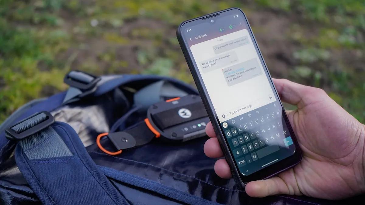 Він підключається до iPhone або будь-якого Android-смартфону по Bluetooth / фото Motorola Він підключається до iPhone або будь-якого Android-смартфону по Bluetooth / фото Motorola