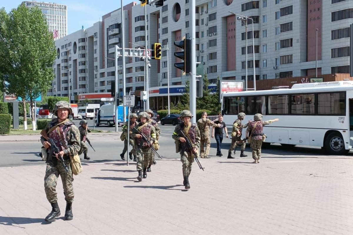 В Астане неизвестный захватил отделение Kaspi Bank и приставил пистолет к  горлу заложницы - фото, видео — УНИАН