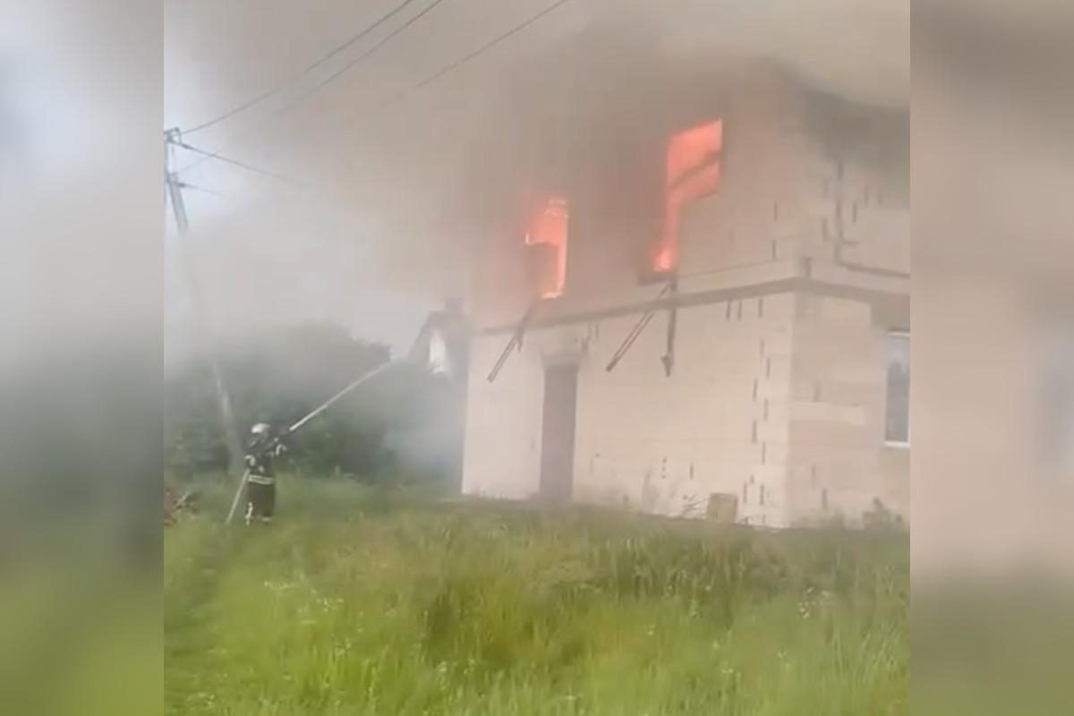 Под Киевом молния попала в жилой дом, загорелся пожар - видео — УНИАН