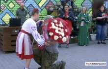 Поранений український боєць став на коліна перед донькою загиблого побратима (відео)