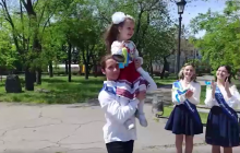 В Николаеве выпускники станцевали танец на фоне разбомбленной школы (видео)