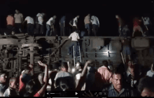 В Індії пасажирський потяг зіткнувся з вантажним: десятки людей загинули (відео)