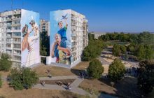 Россияне разрушили второй дом с муралом "Семья" в Бахмуте (фото)