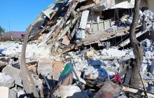 Под Днепром после атаки РФ спасатели достали из-под завалов тело 2-летней девочки (фото)