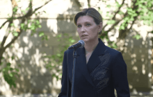 Почтила память погибших детей: Зеленская едва не разрыдалась во время мощной речи (видео)