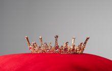 Инцидент на конкурсе красоты: муж модели, занявшей 2-е место, разбил корону победительницы (видео)