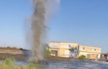 Потік води несе до Херсона російські міни, вони вибухають біля берега (відео)