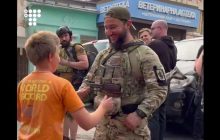 Військові врятували сім'ю з двома дітьми, якій передавали воду дроном (відео)