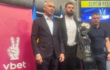 VBET Ukraine передала Музею футболу пам’ятний Кубок з іменами благодійників збору для UNITED24 на відбудову