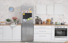 Чому насправді не можна вішати магніти на холодильник: небезпечно для життя