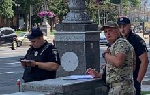 Псевдоволонтеры в форме продолжают собирать деньги в центре Киева: на место вызвали полицию (фото)
